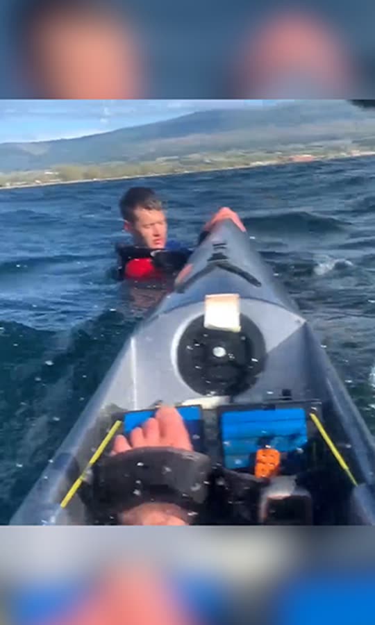 Kayaker’s boat flips during daring rescue