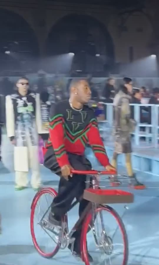 Tyler, The Creator se balade en vélo au défilé Louis Vuitton