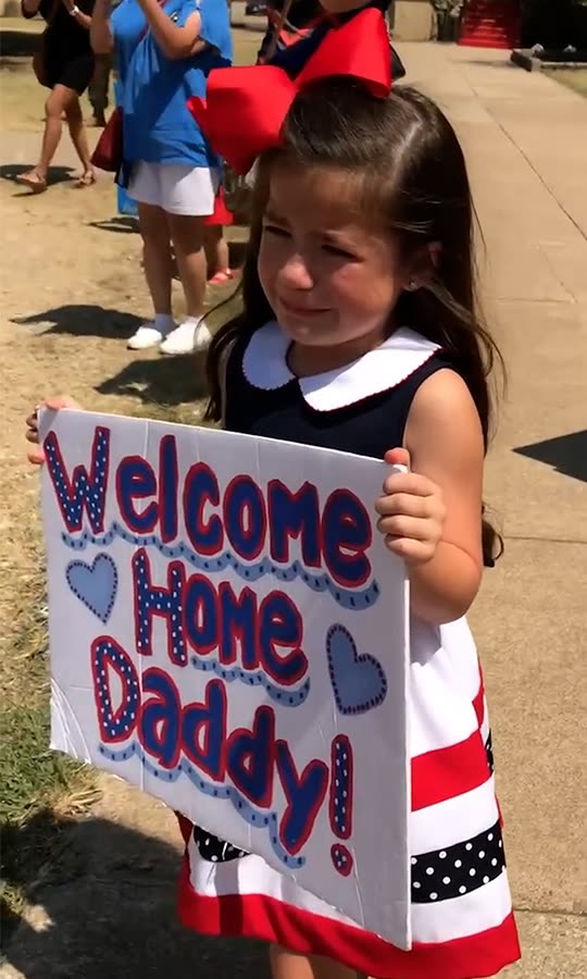 Little girl in tears when dad returns from Army 🥺